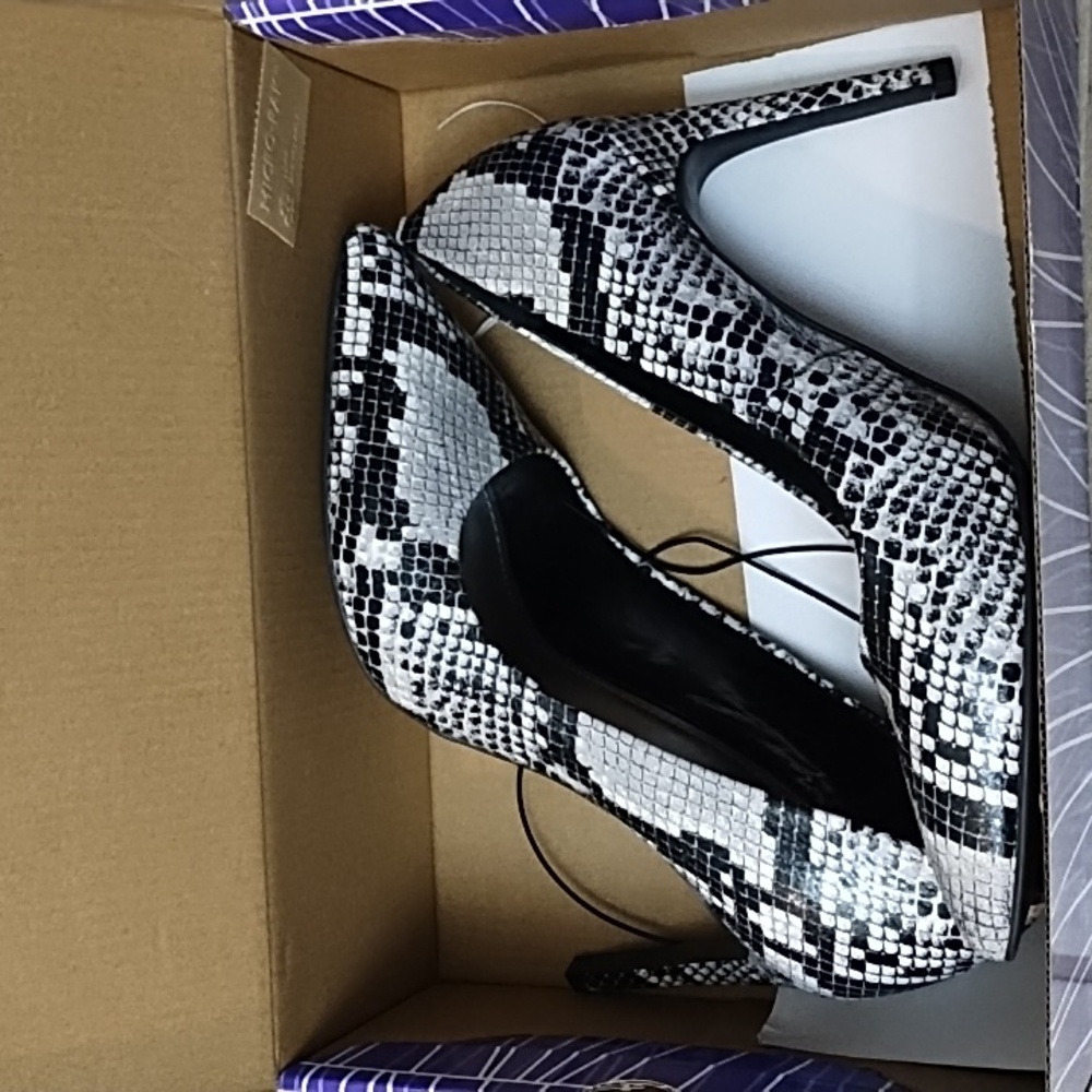 Worthington 9.5 New woman's heels reptilian print